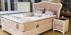 Set complet dormitor Viscolux cu pat tapitat saltea ortopedica si noptiera in showroom Ferremo