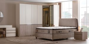 Noptiera Borjen Bambi Mobilya cu două sertare tapițate bej și model decorativ în relief