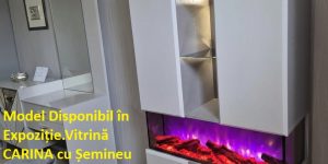 Vitrină elegantă CARINA cu șemineu electric integrat, uși cu stoper din MDF premium și sistem audio Bluetooth, fotografiată în showroom-ul Ferremo.