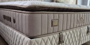 Design elegant de colt si tapiterie premium pentru patul dormitor Livia.
