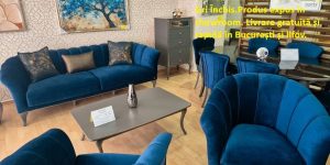 Set de living DOREA compus din canapea de 3 locuri și fotolii din catifea Albastru Royal cu picioare înalte gri închis, fotografiat în showroom-ul Ferremo Otopeni.
