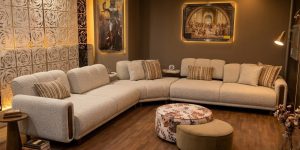 Colțar modular TERRA configurat în variantă generoasă de 350x350 cm cu stofă premium gri și mecanism DSS, fotografiat în showroom-ul oficial Ferremo Otopeni.