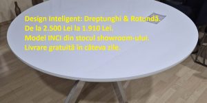 Masă inteligentă și extensibilă INCI cu blat din MDF alb lăcuit și picioare metalice cromate în formă de X, fotografiată deschisă în showroom-ul Ferremo.