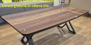 Măsuță de cafea elegantă LEON SOFT cu blat din MDF lăcuit cu model fin din lemn nuanță Hazar și picioare metalice în formă de X negru mat, în showroom-ul Ferremo.