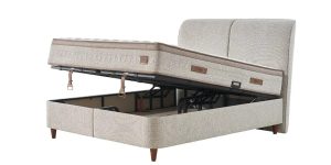 Set pat tapițat Marlon cu somiera metalică rabatată parțial arătând spațiul interior de stocare și mânerele ergonomice cu detalii din piele