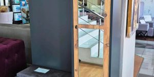 Cuier MODA de hol cu modul superior reversibil și picioare înalte din metal, compatibil cu echipamentele autonome de curățare.