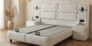 Set pat tapitat OCEAN cu stofa bucle, baza cu lada de depozitare, tablita eleganta si 2 noptiere expuse in showroom-ul Ferremo Otopeni.