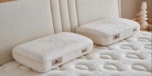 Set de două perne anatomice Visco Cappadocia amplasate pe salteaua de dormitor în showroom-ul de mobilă Ferremo Otopeni